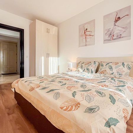 Uniquemoments Airport Apartment & Secure Parking & Airport Shuttle Iasi Buitenkant foto