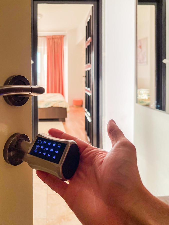 Uniquemoments Airport Apartment & Secure Parking & Airport Shuttle Iasi Buitenkant foto