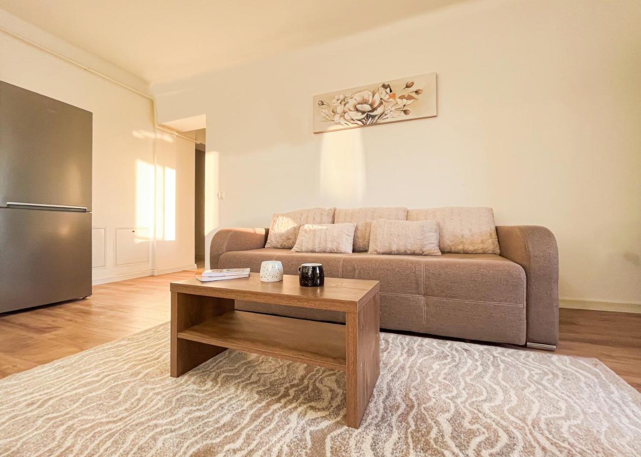 Uniquemoments Airport Apartment & Secure Parking & Airport Shuttle Iasi Buitenkant foto