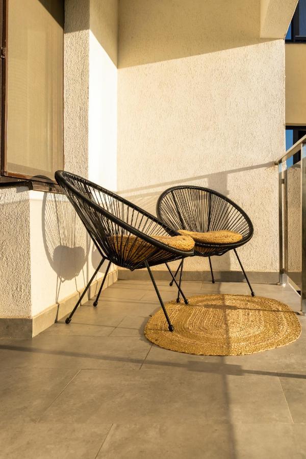 Uniquemoments Airport Apartment & Secure Parking & Airport Shuttle Iasi Buitenkant foto