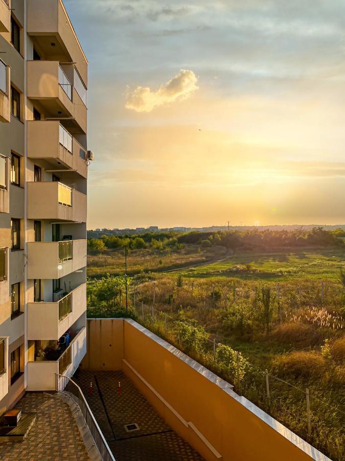 Uniquemoments Airport Apartment & Secure Parking & Airport Shuttle Iasi Buitenkant foto