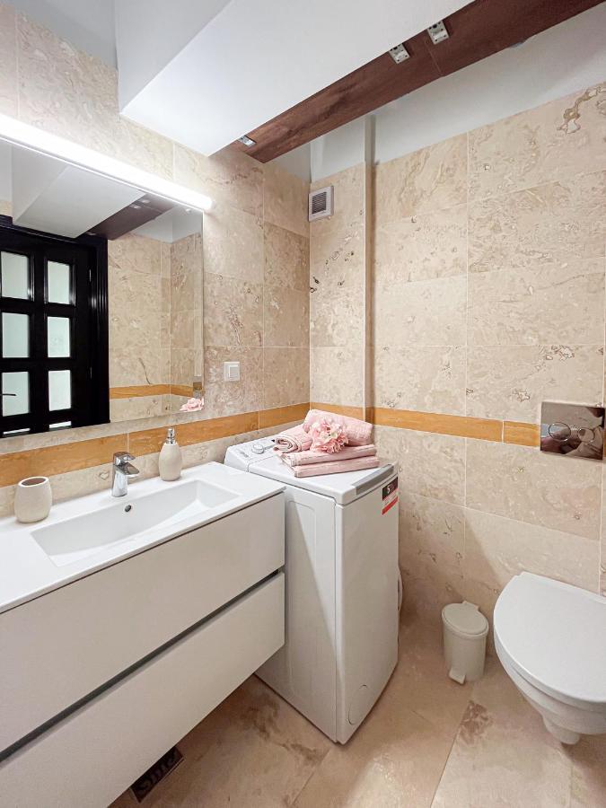 Uniquemoments Airport Apartment & Secure Parking & Airport Shuttle Iasi Buitenkant foto