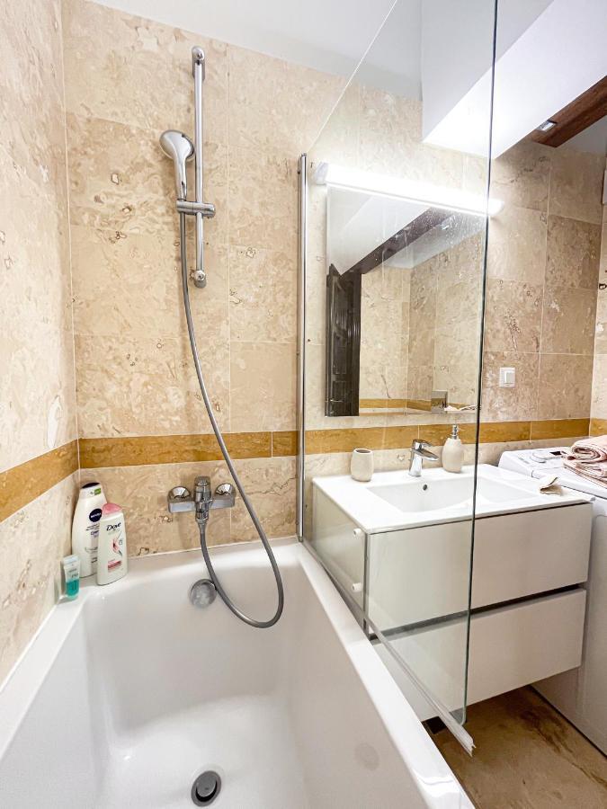 Uniquemoments Airport Apartment & Secure Parking & Airport Shuttle Iasi Buitenkant foto