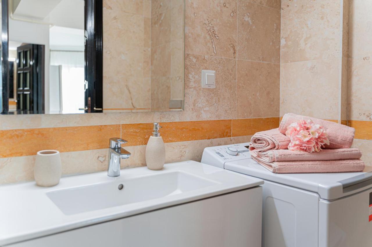 Uniquemoments Airport Apartment & Secure Parking & Airport Shuttle Iasi Buitenkant foto